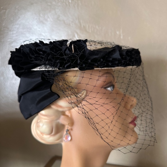 SPLENDID 1940s\' CREAM COLORED STRAW FEDORA WITH BLACK BOWS AND FULL VEIL main image 9